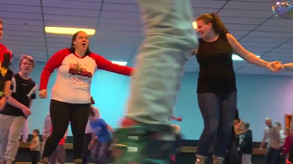 Dozens skate at Happy Wheels one last time before rink's final closing