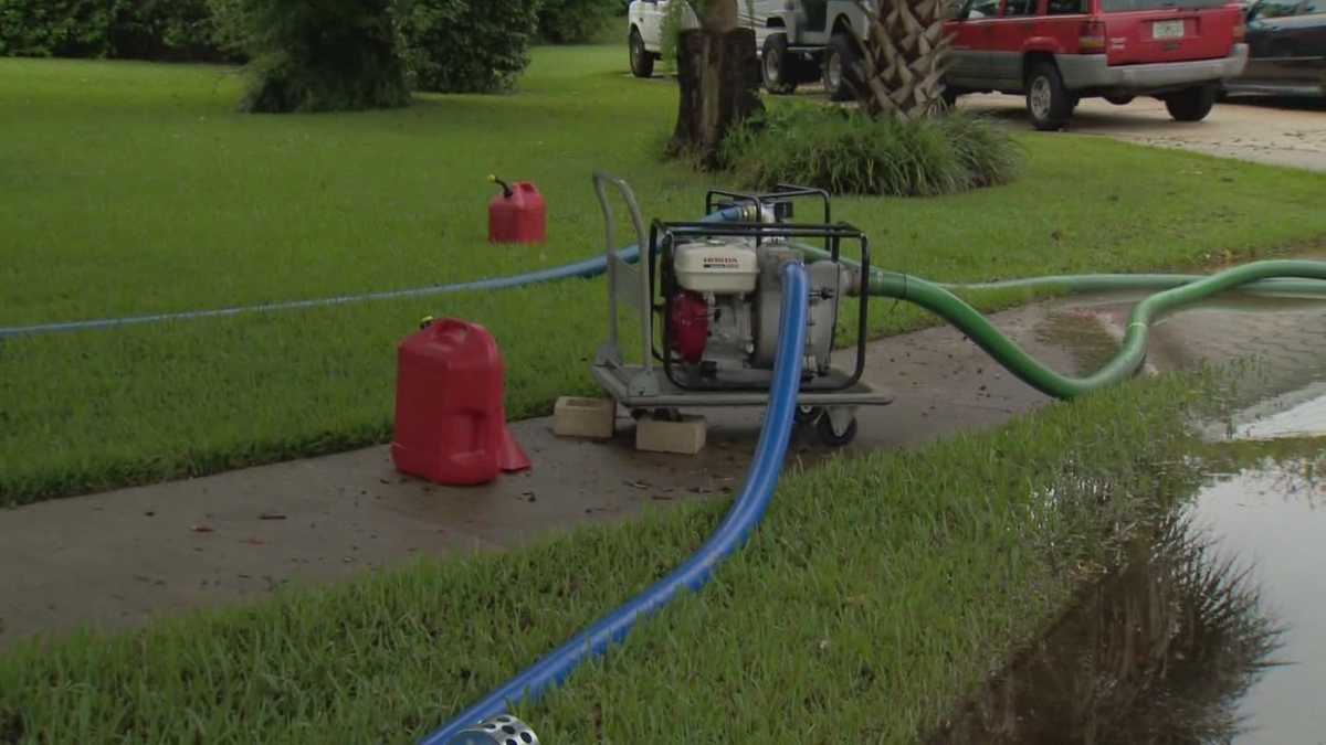Neighbors help fight flooding in Port Orange
