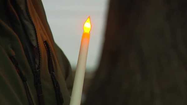 iowans hold candlelight vigil for alex pretti in des moines