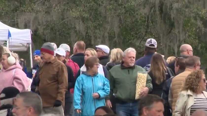 Braving the cold : Mount Dora Arts Festival pushes through