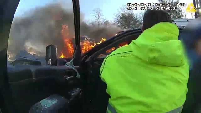 First responders rescue driver from fiery crash - Vimarsana News