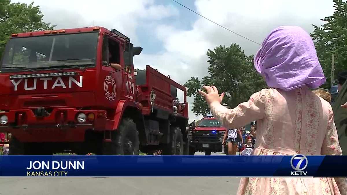 Thousands line Ralston streets for Independence Day celebration