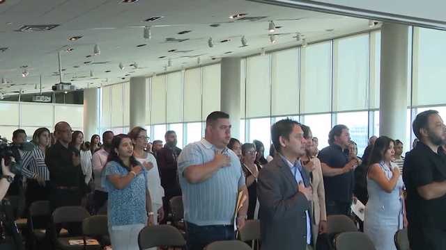 'I'm a citizen': 74 people take Oath of Allegiance, become U.S. citizens in Louisville