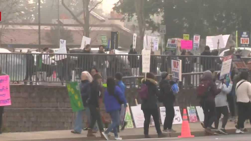 Miles de trabajadores de Kaiser Permanente se van a huelga en California y Hawái