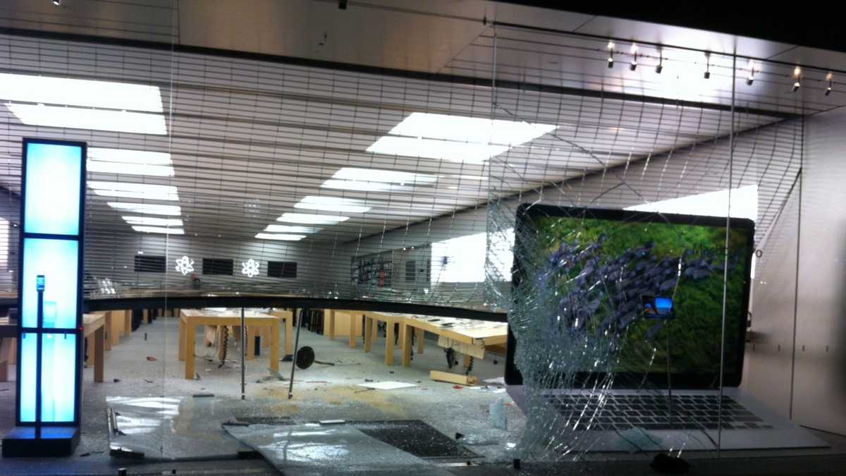 Thieves crash car into Leawood Apple store