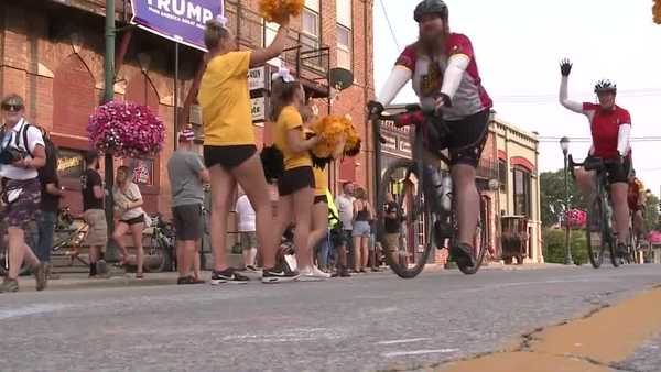 winterset welcomes thousands of riders to town square with cheers in day 3 of ragbrai