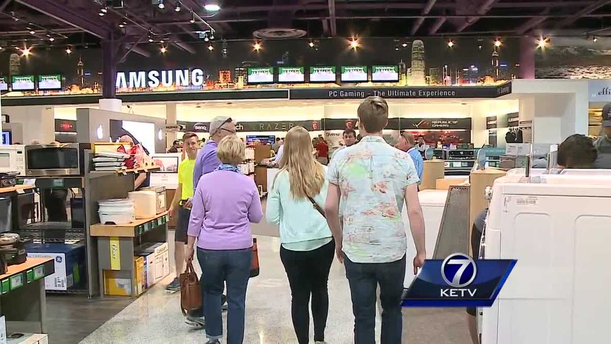 Annual shareholder's picnic at Nebraska Furniture Mart