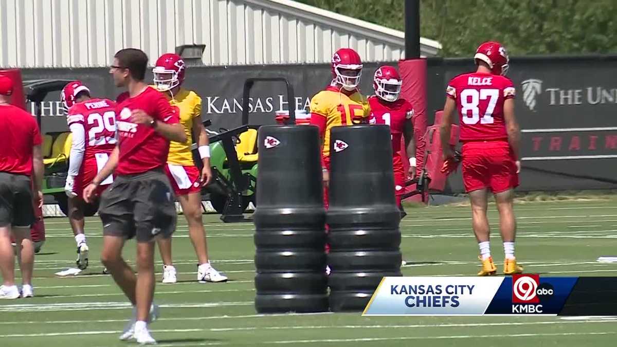 Travis Kelce injury updates: Chiefs star hyperextends knee