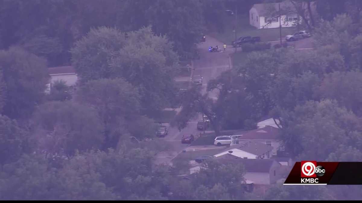 Kansas City police standoff ends in Northland after woman taken into