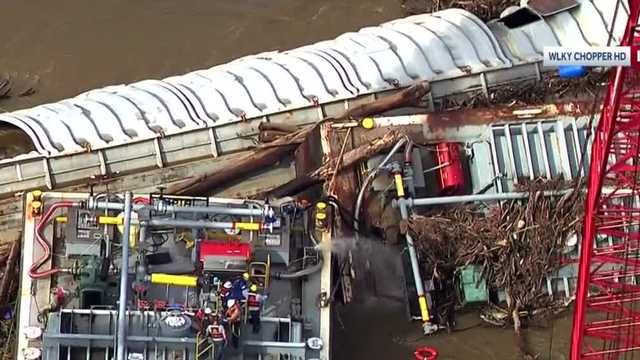 Barge containing methanol removed from Ohio River dam - Vimarsana News