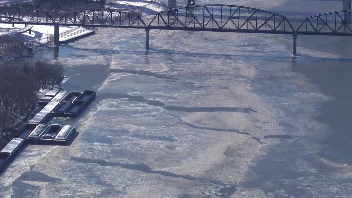 VIDEO | Ice floats down the Ohio River in Louisville as temperatures stay frigid