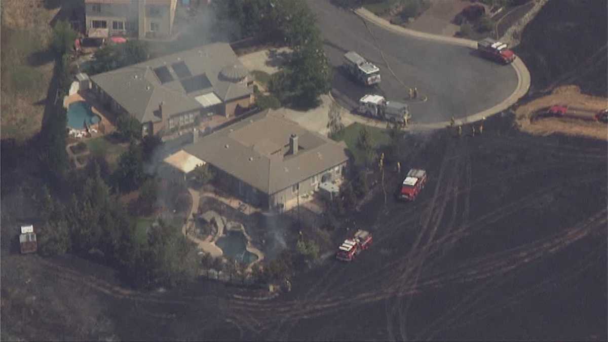 El Dorado Hills grass fire burns close to homes