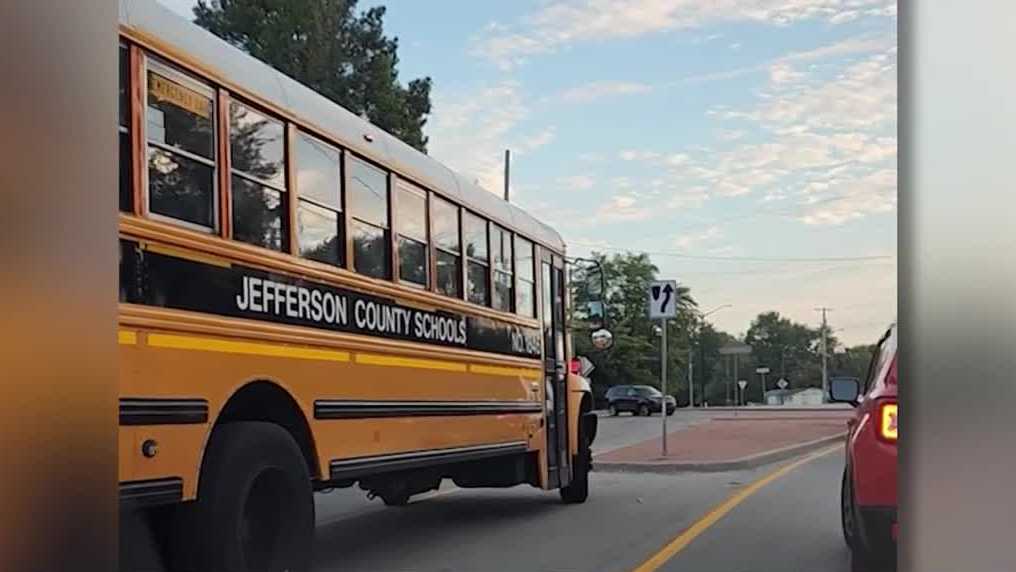 JCPS bus seen driving wrong way on Smyrna Parkway