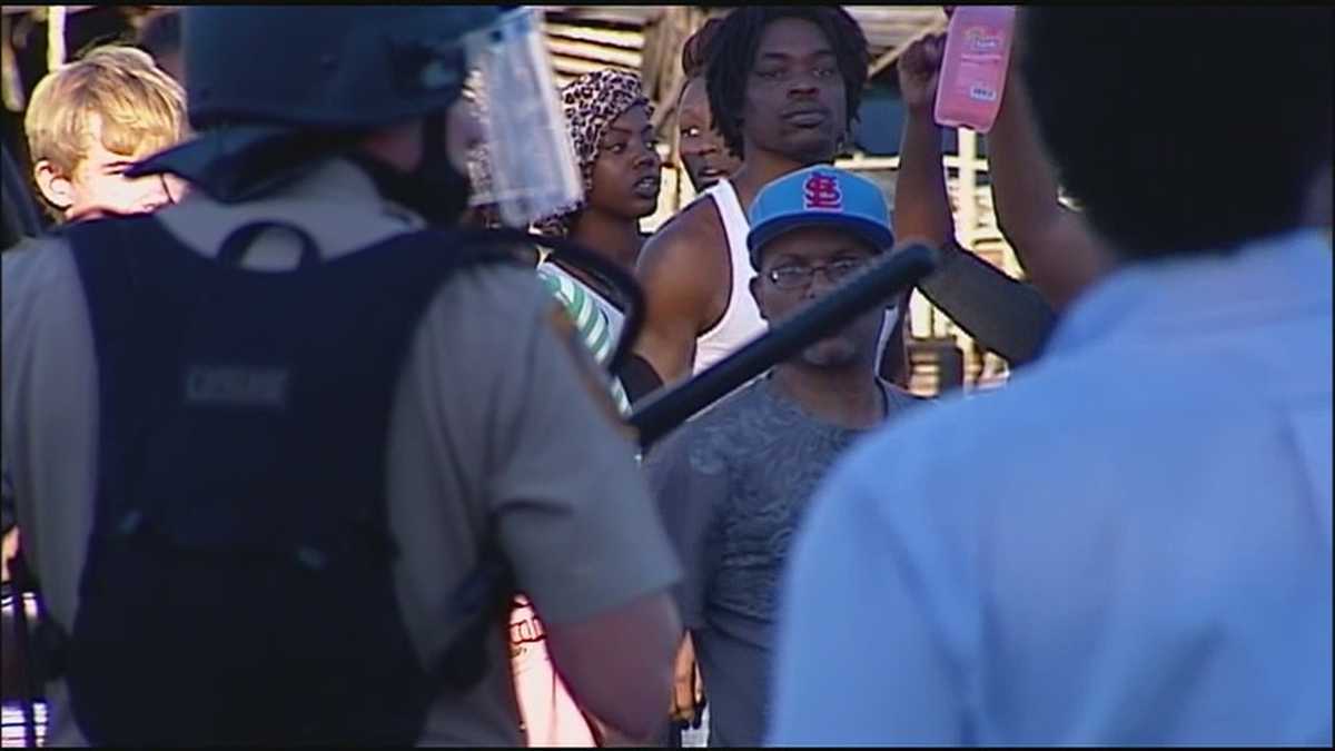 Protesters, police face off for 3rd night in Ferguson