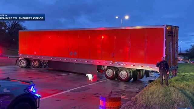 NB I-43 at North Avenue closed due to jackknifed semi blocking all lanes - Vimarsana News