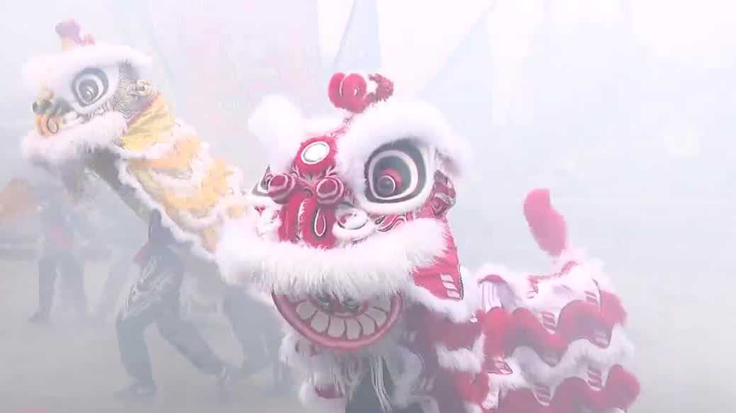 Lion dance brings Lunar New Year to Logan Street Market ahead of Tuesday