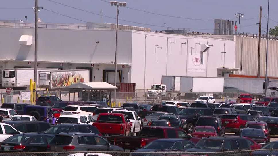 What triggered an immigration status change for 200-plus JBS workers in Ottumwa?