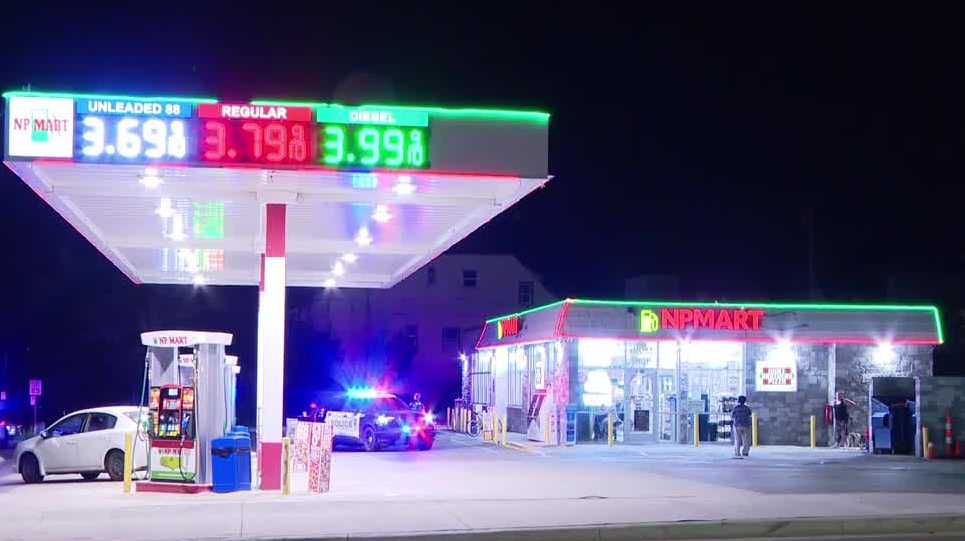 Omaha police investigate stabbing after man walks into gas station with chest wound
