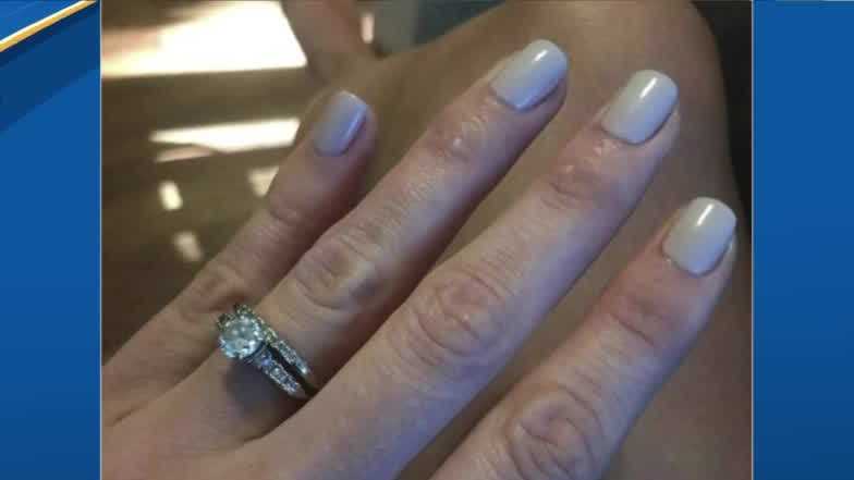 Man helps woman find lost wedding ring on beach - Vimarsana News