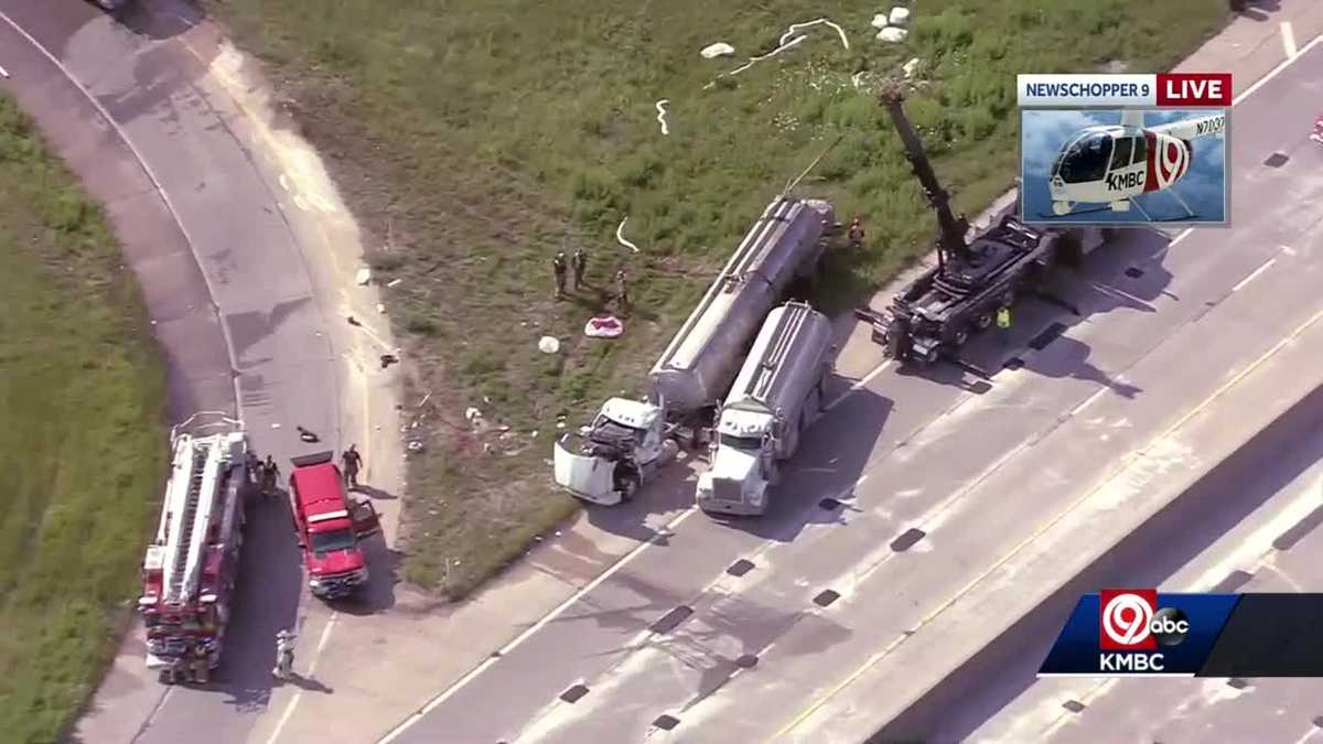 Southbound I635 closed near Metropolitan Avenue after rollover crash