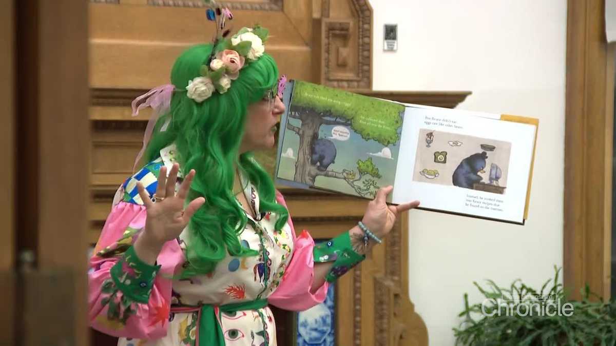 New Hampshire teacher enhances storytime with themed costumes