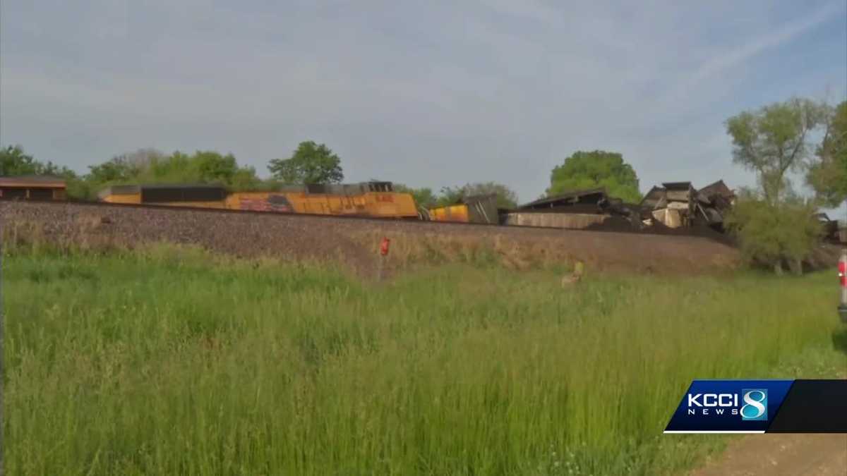 28car train derailment under investigation in Iowa
