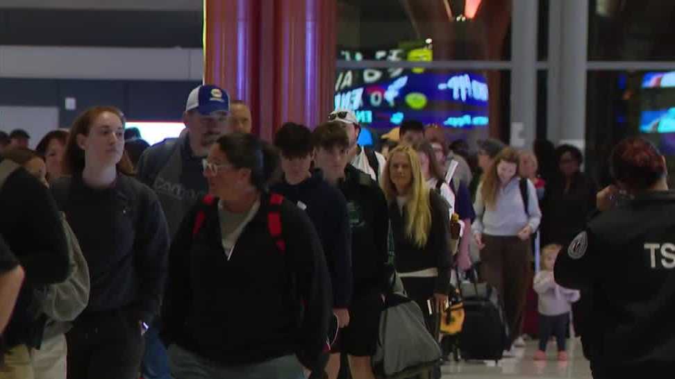 Travelers greeted by long lines at PIT to kickoff Memorial Day weekend