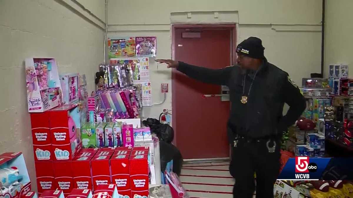 Mall security guard in Boston steps in to help Santa fill his sleigh