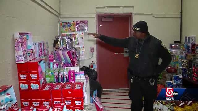 Mall security guard in Boston steps in to help Santa fill his sleigh - Vimarsana News