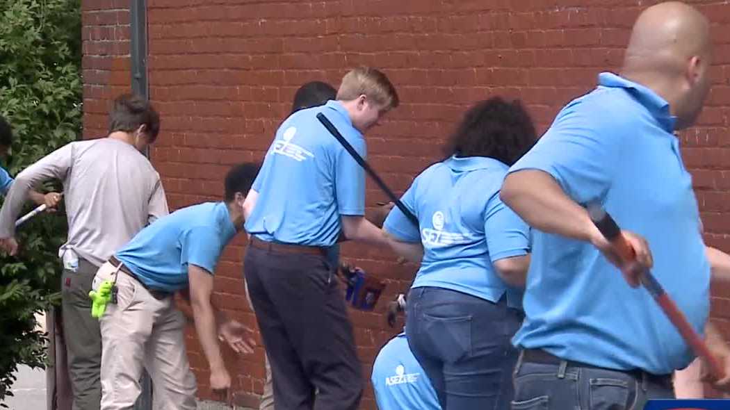 Volunteers partner with UofL Police Chief and Councilman for graffiti removal project - Vimarsana News