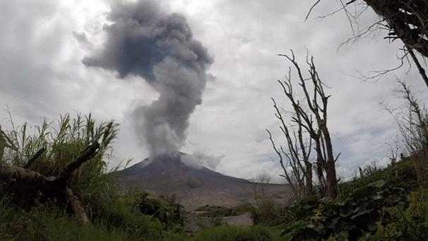 Time-lapse video shows Indonesian volcano erupting