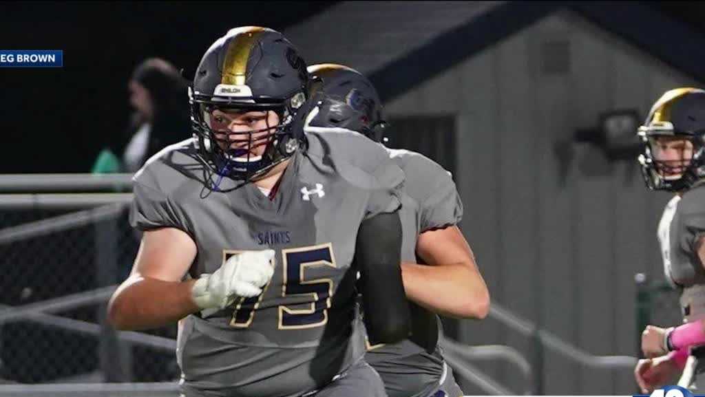 High school offensive lineman born with one arm earns college scholarship