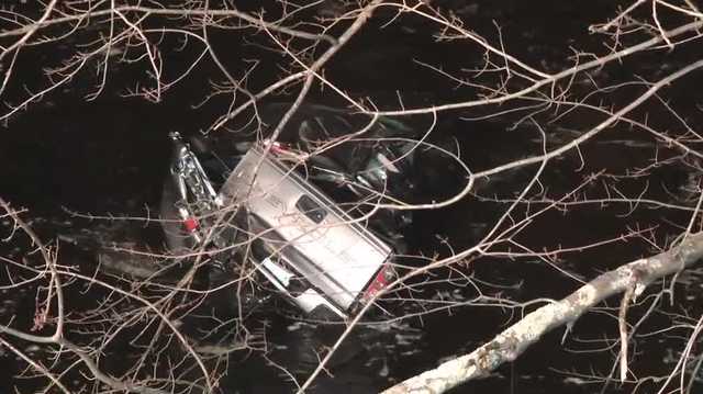 Londonderry Fire Department paramedics share their experience after rescuing driver from a brook in Windham - Vimarsana News