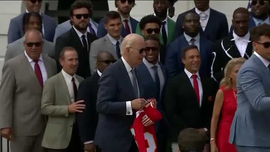 Mahomes pulls Kelce away from presidential podium during White House visit