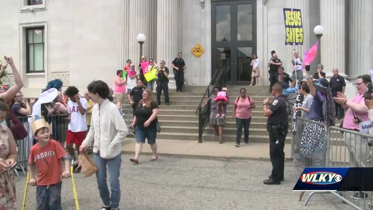 Louisville library's Drag Queen Story Hour draws large crowd of