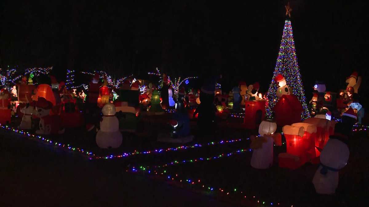 The Richardson family Christmas lights are back!