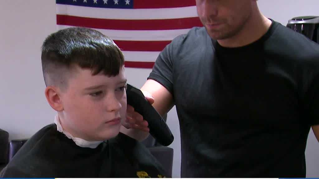 Video: Barber giving free haircuts for kids tight on money - Vimarsana News