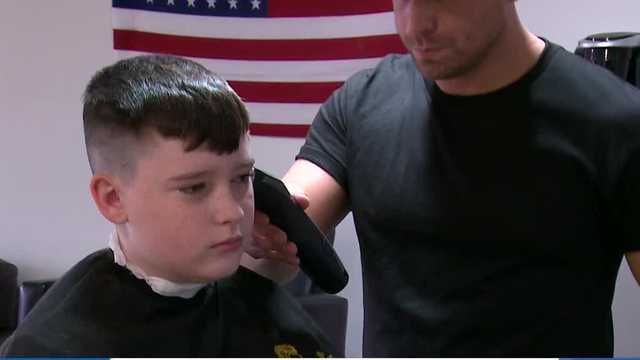 Video: Barber giving free haircuts for kids tight on money - Vimarsana News