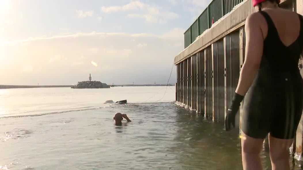 Health trend has people embracing winter by plunging into Lake Michigan