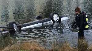 Dramatic rescue: Men pull driver from sinking car in Florida