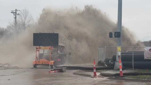 Water main break sends water spraying into Des Moines intersection