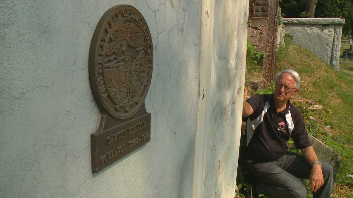 Restoring Iowa governor's grave sites