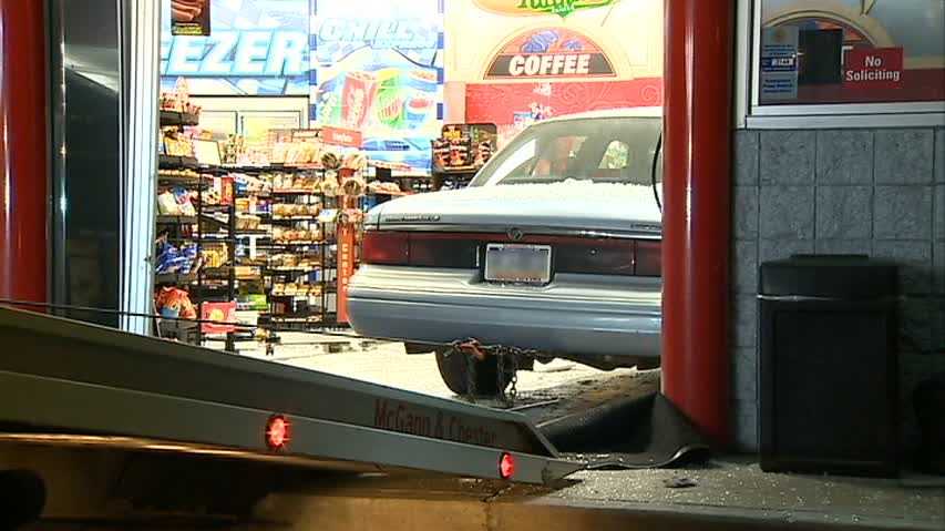 Car crashes into Oakland convenience store