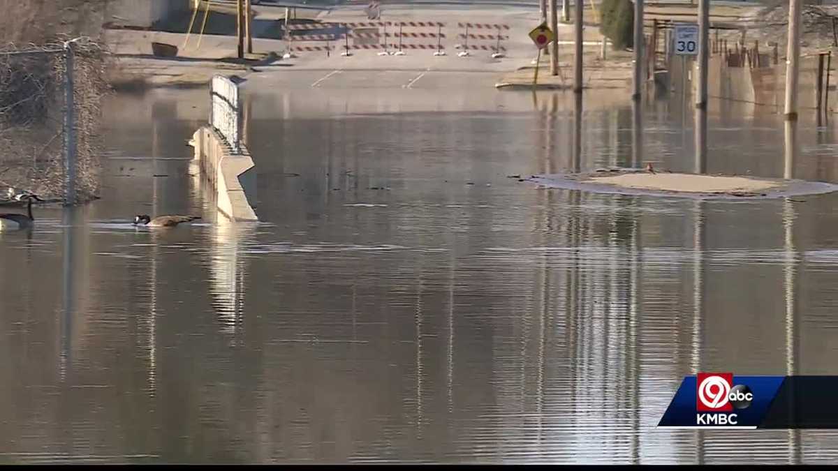 Floodwaters creep into part of Leavenworth