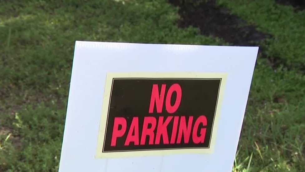 Padres cuestionan letreros de “no estacionar” cerca de parada de autobús escolar