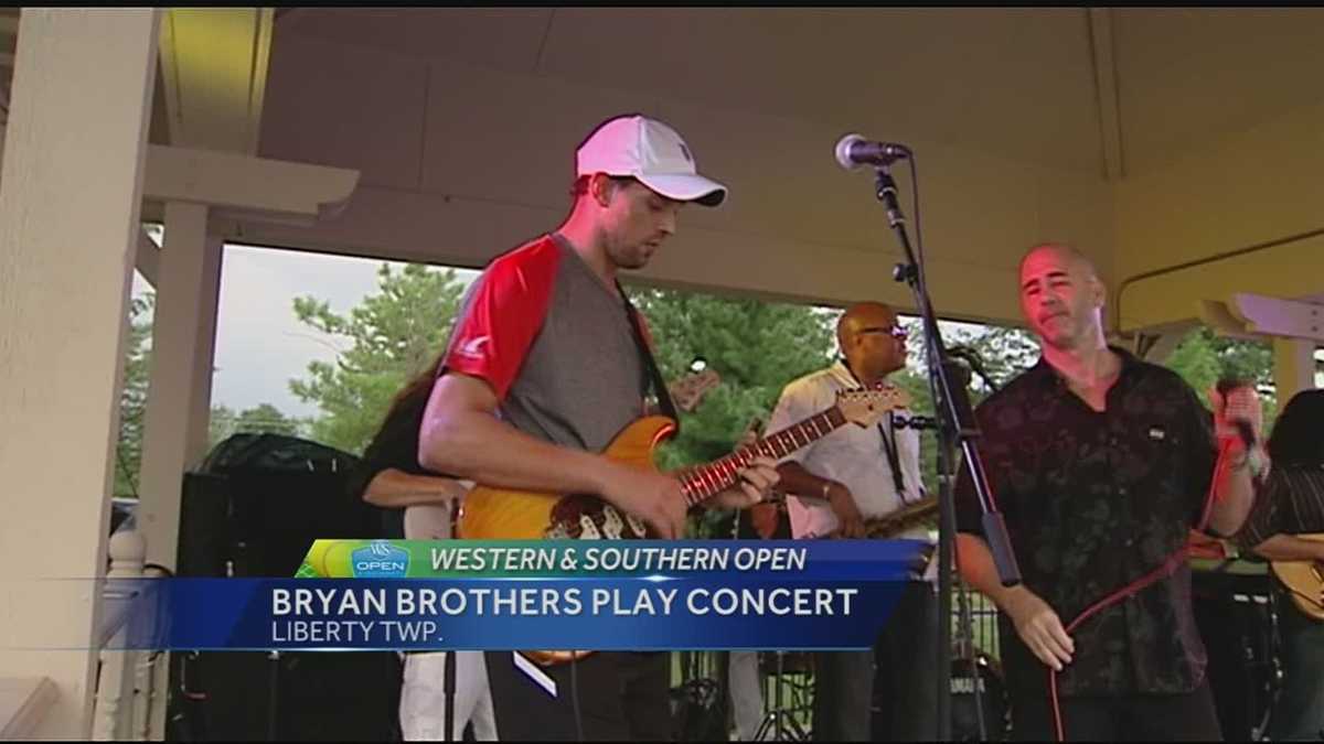 Tennis pair take break from practice to play music