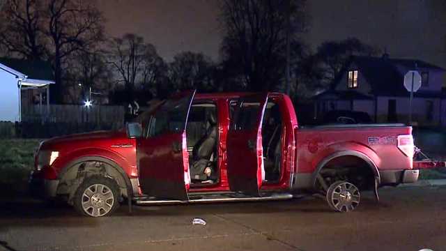 2-state police pursuit ends in Iowa after truck stolen at gunpoint - Vimarsana News