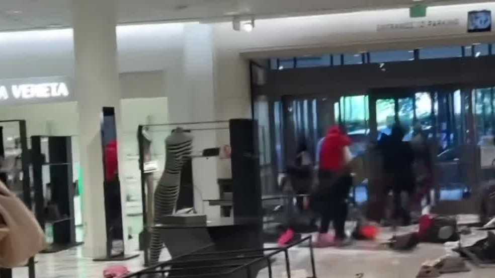 Dozens of thieves ransack a Nordstrom in Los Angeles