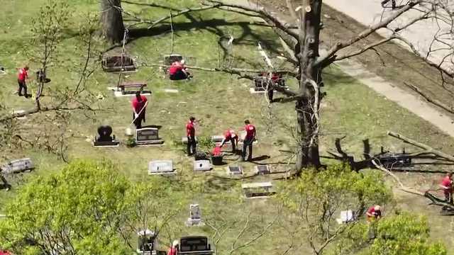 Iowa tornadoes: Volunteers help clean up Oakwood Cemetery in Pleasant Hill - Vimarsana News