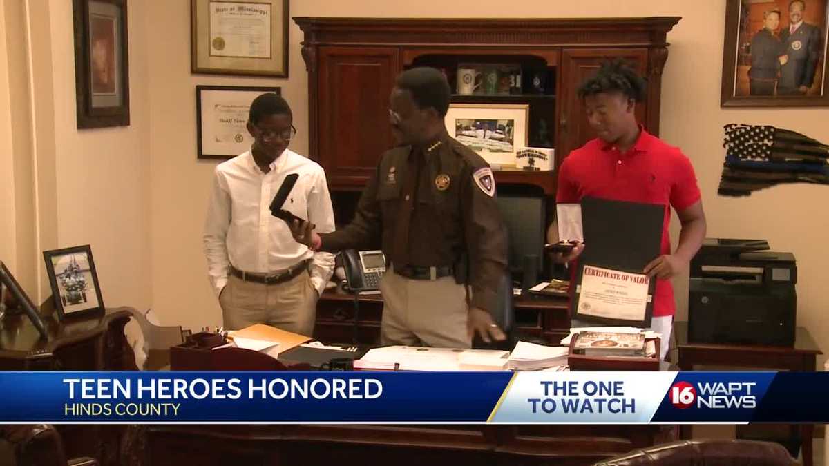 2 teens honored for saving woman from burning house
